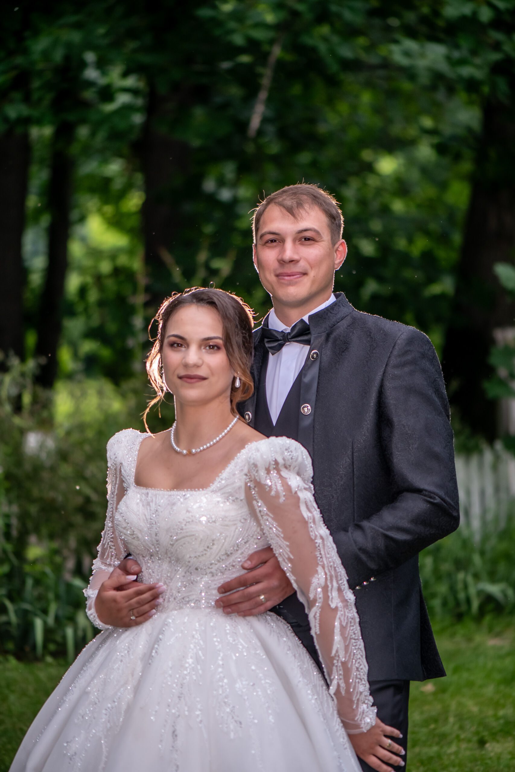 Moment emoționant cu mirii în timpul unei zile speciale, într-o locație frumoasă din Zemeș.