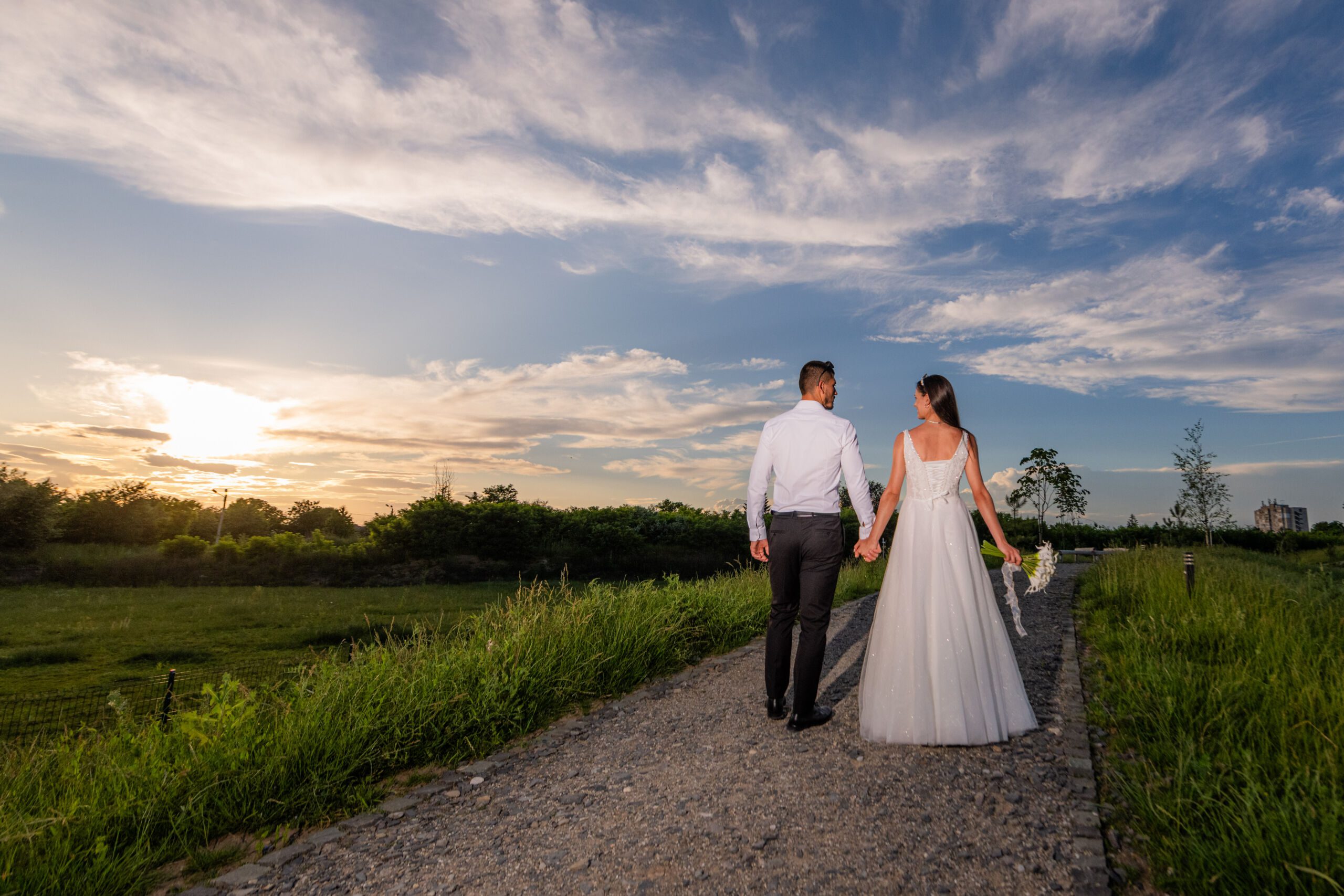 Ședință foto trash the dress Athletic Park Bacău, mireasă pe structură sportivă