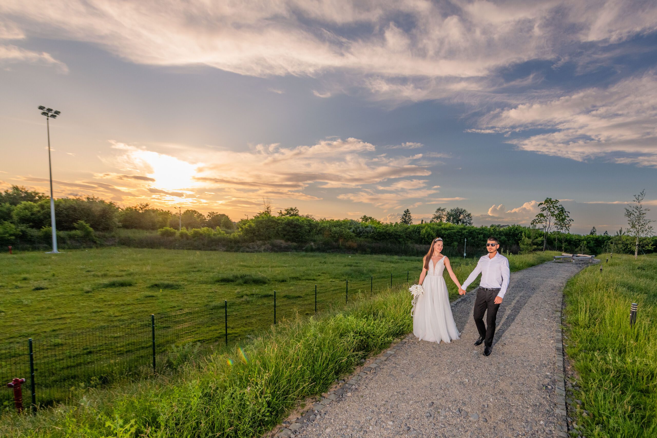 Cuplu ședință foto trash the dress în mișcare Athletic Park Bacău fotograf nuntă