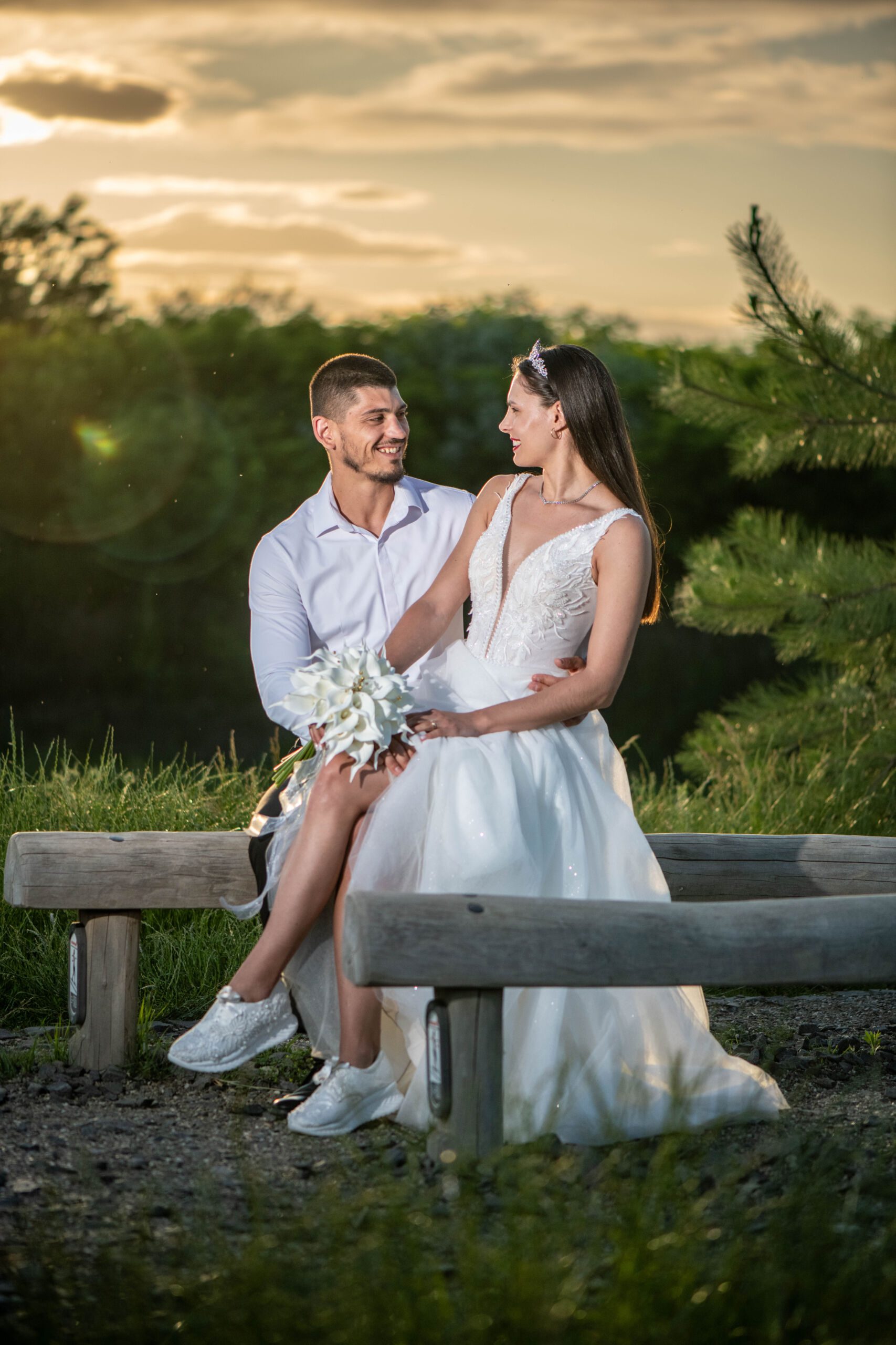Portret cuplu trash the dress Athletic Park Bacău, fotografie nuntă Bacău