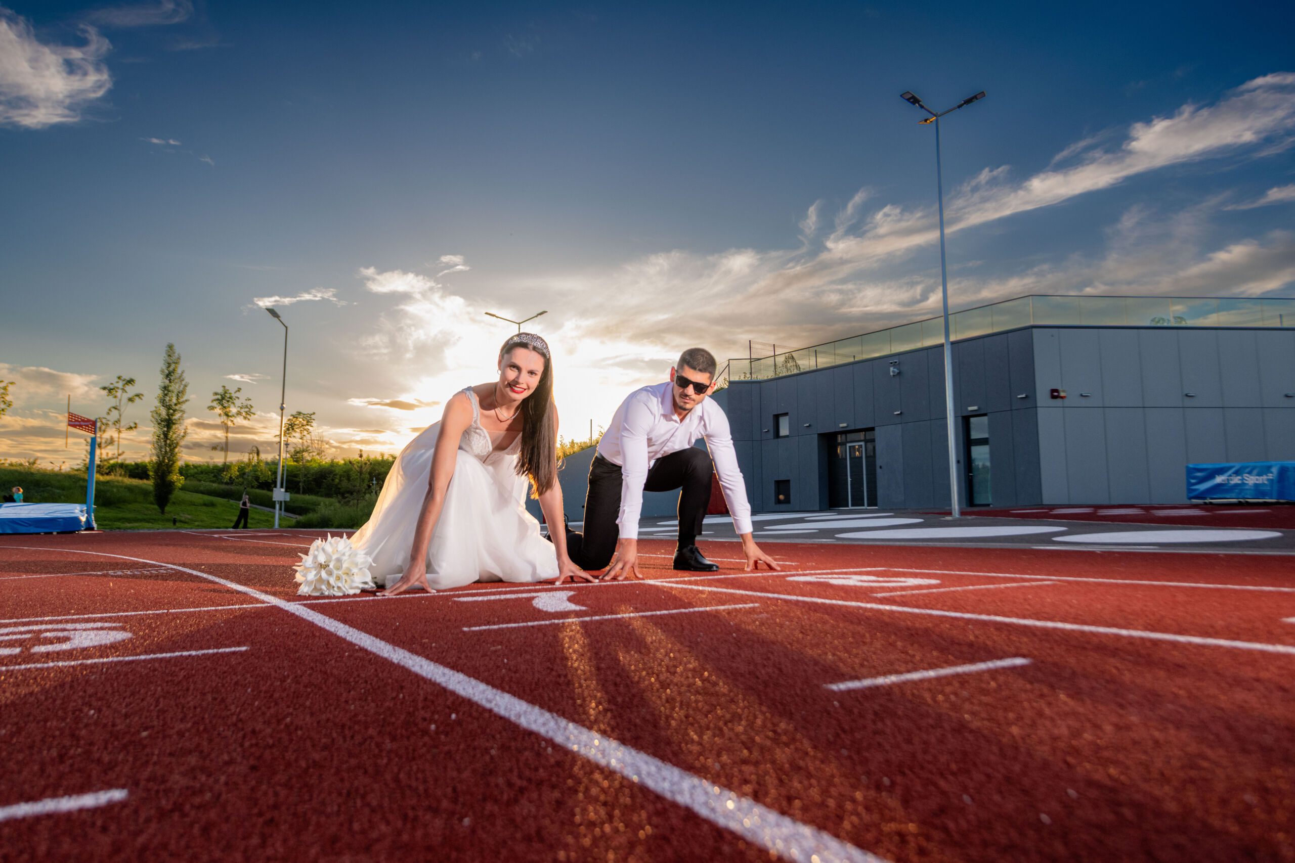 moment-spontan-alexandra-mihai-trash-dress-bacau-05.jpg Moment spontan cuplu ședință trash the dress Bacău Athletic Park fotografie naturală