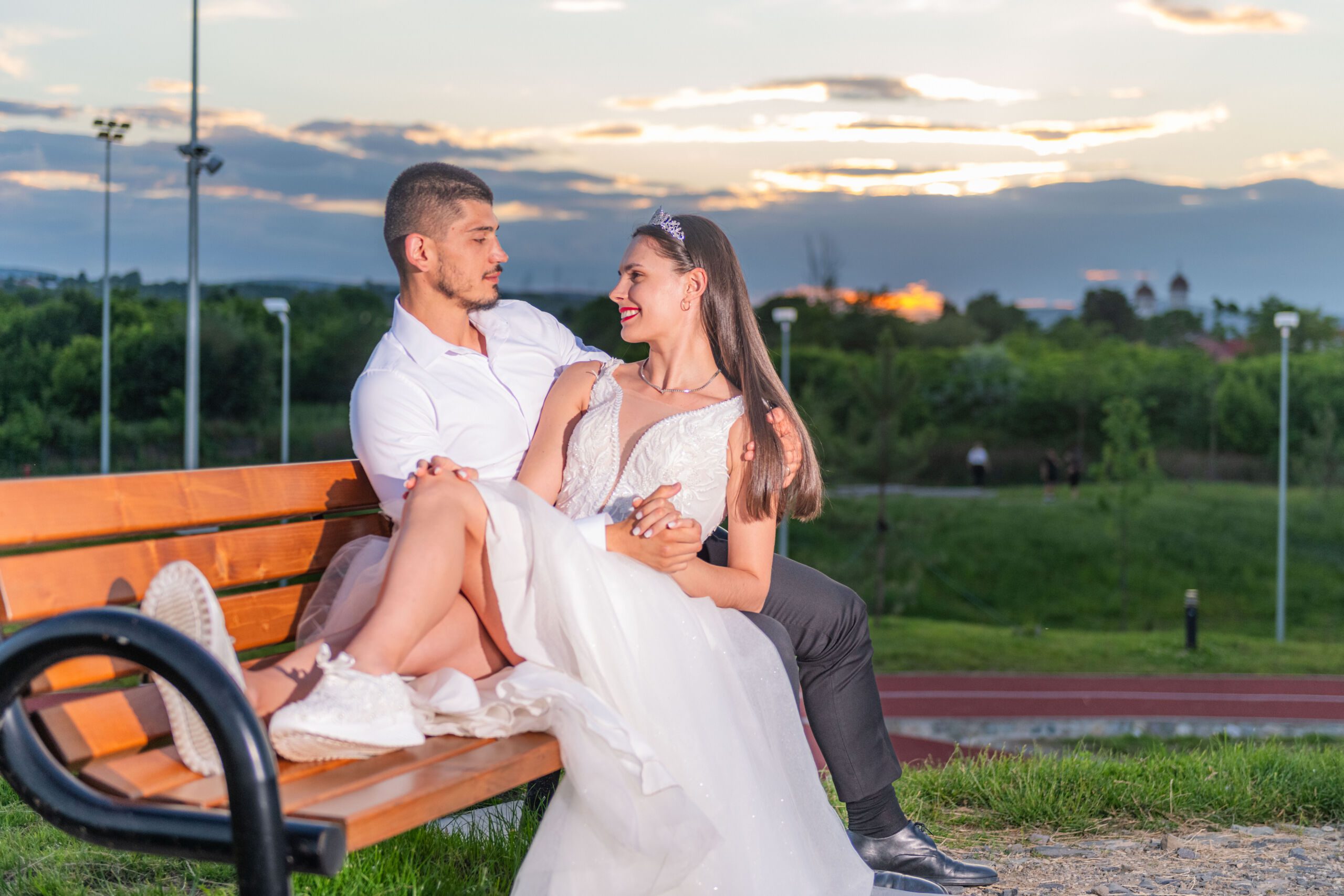 Cadru larg ședință foto trash the dress Athletic Park Bacău, rochie mireasă în peisaj urban