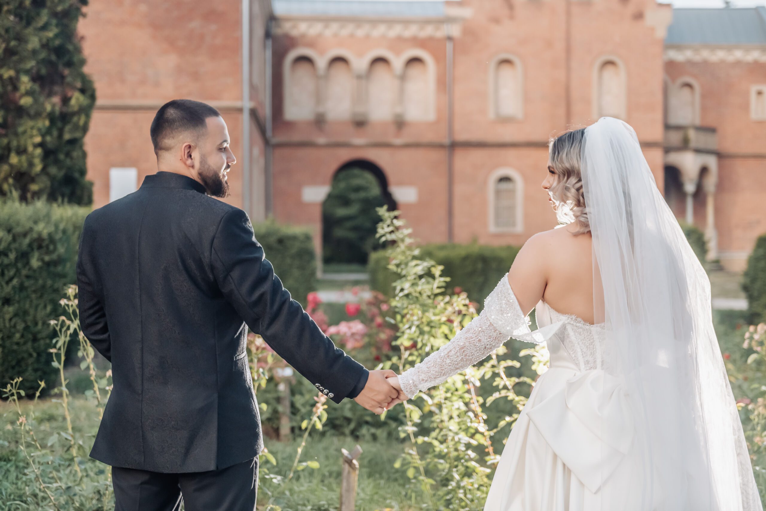 Ședință foto trash the dress la Parcul Dendrologic Hemeiuș, Bacău — Georgiana în rochia de mireasă pe aleea principală a parcului