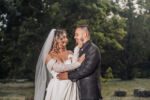 Trash the dress Bacău — Georgiana întinsă în iarbă în rochie de mireasă la Parcul Dendrologic Hemeiuș