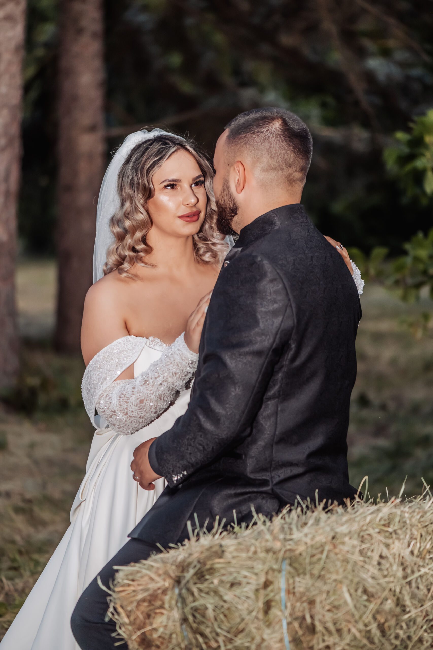 Portret de cuplu ședință trash the dress Hemeiuș Bacău — Georgiana și Cosmin în Parcul Dendrologic