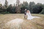 Fotograf trash the dress Bacău — Georgiana în rochie de mireasă în lumina naturală a Parcului Dendrologic Hemeiuș, fotografie realizată de Buliga Silviu