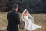 Detaliu ședință trash the dress Hemeiuș Bacău — trena rochiei de mireasă pe iarba parcului dendrologic