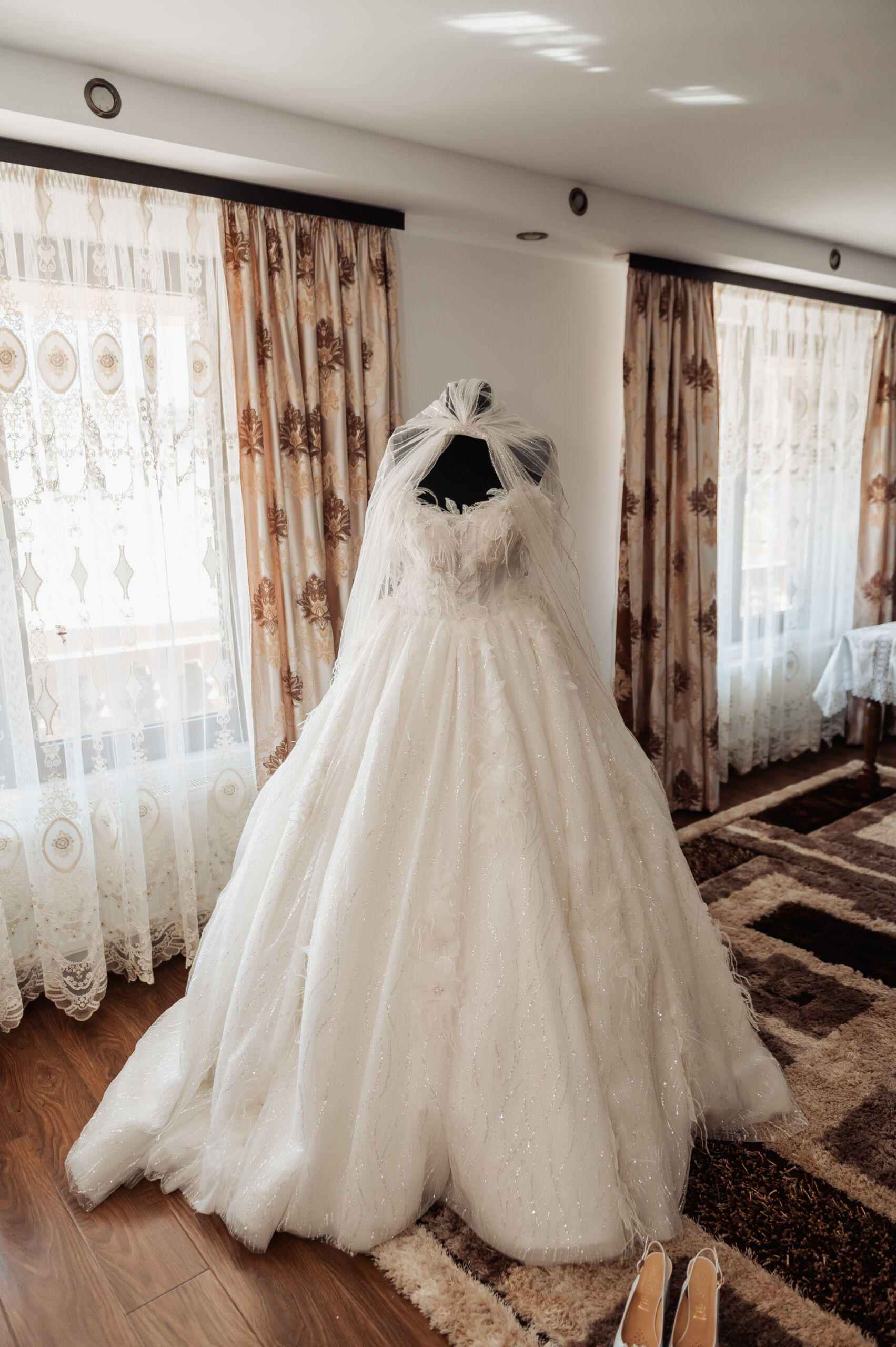 Detaliu buchet mireasă și rochie de nuntă — nuntă elegantă Bacău Restaurant EMD